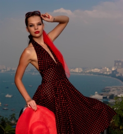 Model_Regardez-Moi_Pattaya_red